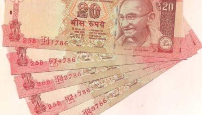 Selling 20 Rupees Notes
